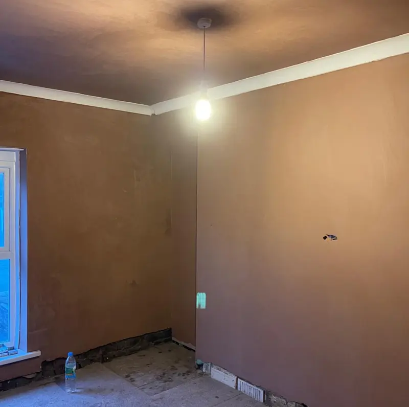 Living room walls and ceiling skimmed to a flat, smooth finish